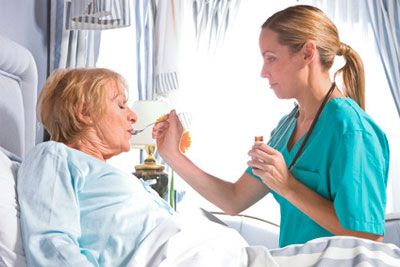 Процесс кормления лежачего больного – полезная информация дома престарелых «Эра Милосердия»